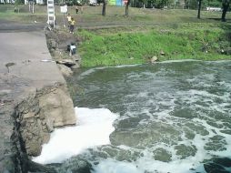 Un colector dañado provoca que las descargas lleguen hasta el arroyo; a partir de hoy quedará reparado, prometen.  /