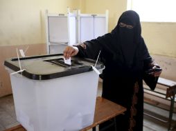 Una mujer vota durante la segunda vuelta de las elecciones presidenciales egipcias. EFE  /