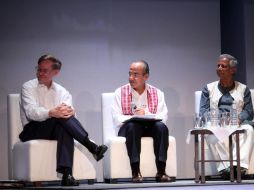 Calderón (C) hablando junto al presidente del BM, Robert Zoellick, y al del Grameen Bank, Muhammad Yunus.EFE  /