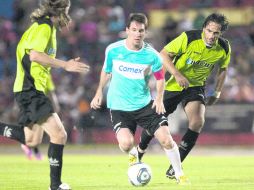 Messi, seguido del ''Cheto'' Juan Carlos Leaño (derecha), ex de Tecos, en el partido disputado anoche en Cancún.MEXSPORT  /