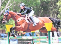 Juan Pablo Gaspar, a lomos de “Gama Cocu”, se impuso en la prueba Libre 1.30 metros.  /