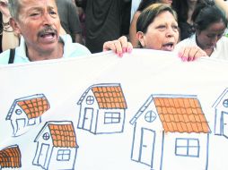 Miles de personas se quejaron fuera de Bankia, que los ha dejado sin su crédito hipotecario. AP  /