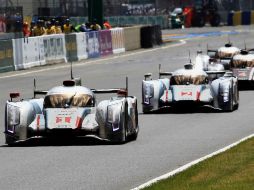 Cuatro Audi en plena competencia durente la más famosa y prestigiada carrera automotriz de 24 horas. AP  /