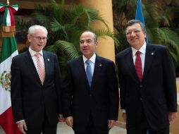 Calderón, con los presidentes del Consejo Europeo, Hermman van Rompuy (i) y de la Comisión Europea, José Manuel Durao Barroso. EFE  /