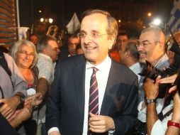 El partido dirigido por Antonis Samarás (c) gana hoy los comicios legislativos en Grecia, pero no logra la mayoría absoluta. EFE  /