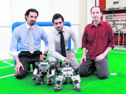 Roberto Carlos Ramírez, Efraín Hernández y Jonathan Alcántar Márquez, tres de los cinco integrantes de Mexatronicz.  /