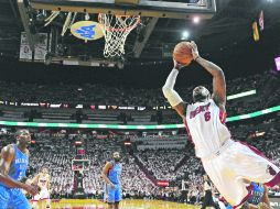 LeBron James nuevamente tuvo una brillante actuación con el Heat de Miami. REUTERS  /
