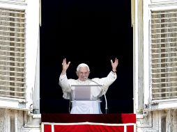 El Papa Benedicto XVI saluda a los fieles durante el tradicional rezo del Ángelus dominical. EFE  /