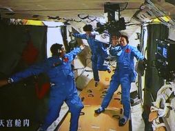 Liu Yangestá, Jing Haipeng y Liu Wang, son los pilotos de las fuerzas armadas chinas que viajan en la nave. AP  /