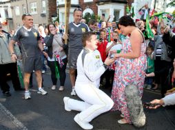 El británico David State, se arrodilló, sacó un anillo y le propuso matrimonio a su pareja. AP  /