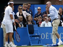 El argentino (i) pateó un cartel publicitario, lo que ocasionó que un juez de línea (d) resultara herido. ARCHIVO  /