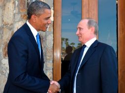 El presidente de EU, Barack Obama, saluda a su homólogo ruso, Vladimir Putin. AP  /