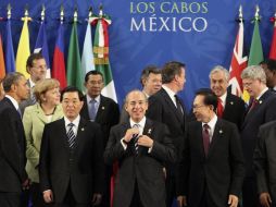 Líderes mundiales que participan en la Cumbre del G-20, en Los Cabos, se preparan para la toma de la fotografía oficial. EFE  /