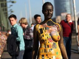 Ya con anterioridad se había exhibido en el cuerpo de una modelo ''El beso'' de Klimt. ARCHIVO  /