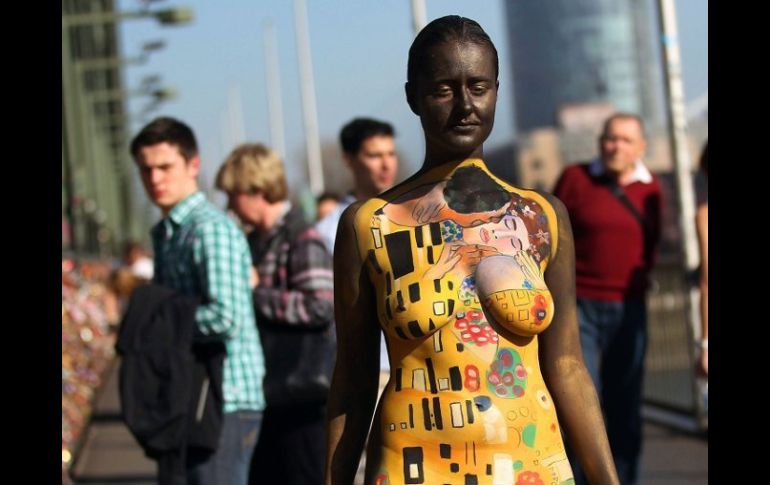 Ya con anterioridad se había exhibido en el cuerpo de una modelo ''El beso'' de Klimt. ARCHIVO  /