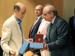 El ministro de Interior español, Jorge Fernández Díaz (d), se reúne con familiares del las víctimas de ETA. EFE  /