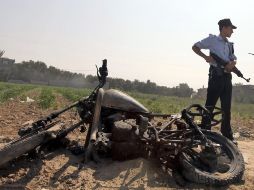Una moto calcinada tras los atentados de Hamas con misiles. EFE  /