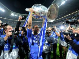 El jugador Ashley Cole de Chelsea carga el trofeo, tras vencer al Bayner en la final de la Champions League 2012. MEXSPORT  /