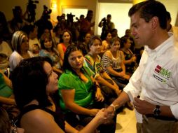 De gira por Sonora, el candidato se reuió con algunos deudos de la guardería ABC. ESPECIAL  /