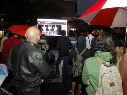 Tapatíos observan debate organizado por ·YoSoy132 en Plaza Universidad.  /
