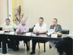 Ángel Aguirre (segundo a la derecha), firmó un acuerdo con maestros de la CNTE en Guerrero, para que levanten el plantón. NTX  /