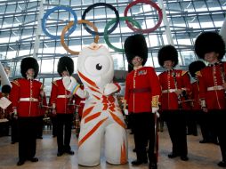 Wenlock (c), la mascota de Londres 2012, posa durante una ceremonia para presentar los aros olímpicos. EFE  /