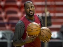 LeBron James espera conquistar el título de la NBA en el quinto juego. EFE  /
