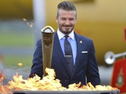 David Beckham es embajador de Londres 2012. El futbolista enciende un calero en la base aérea de Culdrose, en Cornalles. ARCHIVO  /
