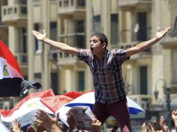 Miembros del Partido Libertad y Justicia (PLJ), rezan durante una manifestación convocada en la plaza Tahrir. EFE  /