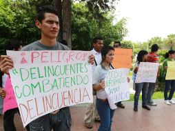 La COBAEJ se manifestó a las afueras de la SEJ para pedir la salida del director del plantel, Antonio Cabello.  /