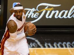 LeBron James llevó al Miami Heat al título de la NBA. AFP  /