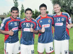 SELECCIONADOS FELICES.  Miguel Ponce, Marco Fabián, el arquero José Antonio Rodríguez y el “Chatón” Enríquez posan desde Cataluña. EFE  /