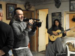 El director mexicano Hari Sama, cámara en mano, y la actriz Úrsula Pruneda durante el rodaje de 'El sueño de Lú'. ARCHIVO  /