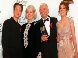 Aaron Spelling con su hijo Randy, su segunda esposa Candy y su hija Tori. ARCHIVO  /