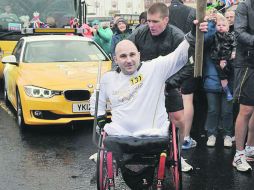 El sargento Rick Clement, quien perdió sus piernas en Afganistán, porta la antorcha. ESPECIAL  /