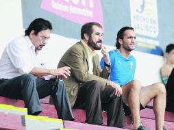 Antonio Leaño Reyes (centro) y Juan Carlos Leaño presenciaron el partido de preparación de Tecos en el Tres de Marzo.  /