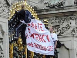 ''Emergencia climática: 10% reducción anual de emisiones'' decían las camisetas y pancartas. AP  /