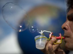 Un activista sopla ''burbujas ecologistas'' llenas de aire, al concluir Río+20. AFP  /
