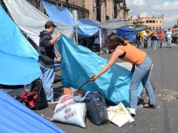 Integrantes de la CNTE comenzaron a levantar las casas de campaña y carpas colocadas en el primer cuadro de la ciudad.NTX  /