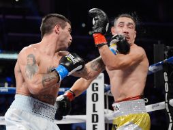 El argentino Matthysse coneta un poderoso gancha al rostro de Humberto 'Zorrita' Soto. AFP  /