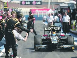 Esteban Gutiérrez ingresa a los pits, y es felicitado por los integrantes de su equipo. GP2 SERIES MEDIA  /