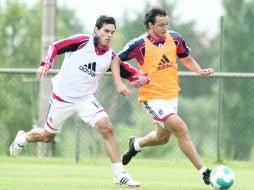 Xavier Báez presiona a Omar Arellano durante el entrenamiento del Rebaño en territorio español. ESPECIAL  /