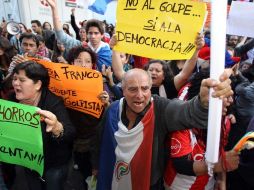 Un grupo de personas se manifiesta ante la Televisión Pública de Asunción Paraguay por la destitución de Fernando Lugo. EFE  /