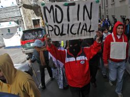 Policías bolivianos de rangos bajos marchan por las calles de La Paz tras rechazar acuerdo firmado por el Gobierno . EFE  /