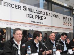 Funcionarios del IFE ofrecen una conferencia de prensa al término del recorrido por diferentes instalaciones del PREP. NTX  /