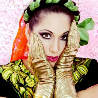 Hermanas Orozco pintan de azul el Museo Nacional de San Carlos