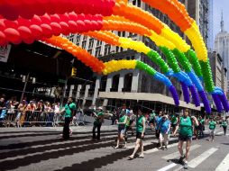 Globos de colores formaban un arcoiris que pintaba una paleta de diversidad en las calles de Manhattan. AFP  /