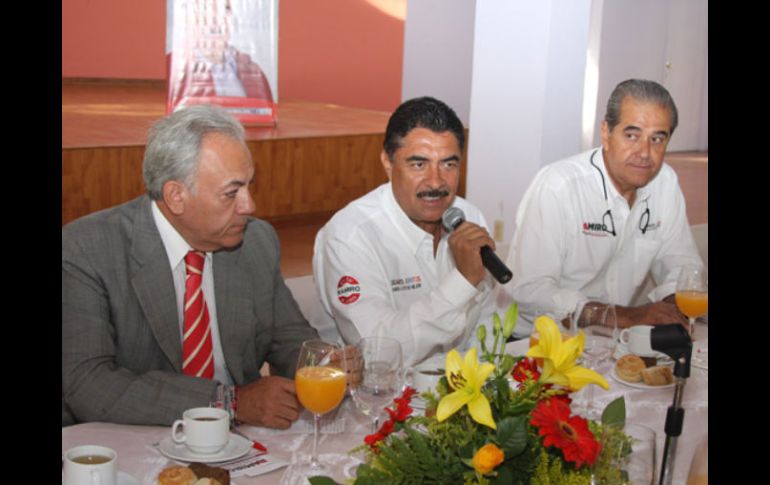 Ramiro Hernández, durante su presentación con colonos de Colinas de San Javier. ESPECIAL  /
