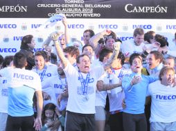 Los jugadores del Arsenal festejan el ansiado título de Liga del futbol argentino, poniendo a todo Sarandí a celebrar. ESPECIAL  /