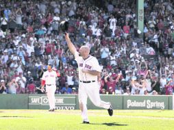 HOMENAJEADO. El tercera base Kevin Youkilis fue ovacionado de pie por los fanáticos de Boston en el Fenway Park. AFP  /